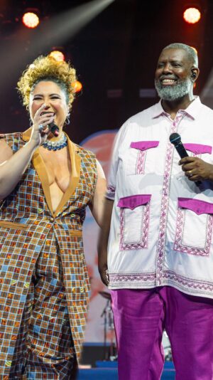 Maria Rita Instagram - Assista agora no canal do Pericão no YouTube o vídeo de “Água de Chuva no Mar”! 🌊🎶

Tive a honra de dividir esse momento ao lado da minha amiga talentosíssima @mariaritaoficial, cantando esse clássico do samba, eternizado pela inesquecível e grandiosa Beth Carvalho composto por Carlos Caetano, Gerson Gomes e Wanderley Monteiro. 

Essa canção emociona em qualquer roda de samba, e no Pagode do Pericão, não foi diferente. Que energia linda vivemos juntos nesse dia! Corre lá pra assistir e se emocionar com a gente! 💙💛🧡

Mais uma do Pagode do Pericão Ao Vivo em São Paulo (parte 2), já disponível em todas às plataformas digitais! 

#Pericles #MariaRita #PagodeDoPericão