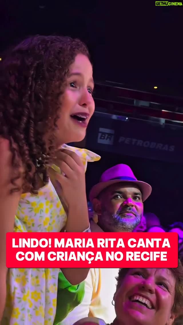 Maria Rita - 95.5K Likes - O flagra e a sensibilidade de @fazaigabi ao registrar esse momento lindo ontem, no @classicosdobrasil.festival no Recife: @mariaritaoficial, olho no olho com uma pequena fã e a emoção rolando solta. É por essas e outras que o samba até agoniza, mas não morre. ♥️