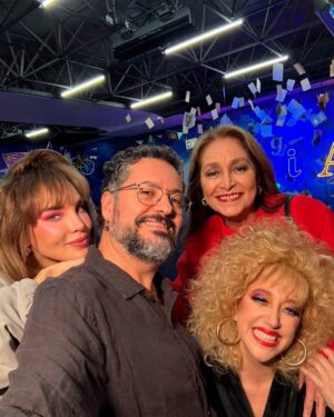 Mariana Treviño Instagram - Un sueño hecho realidad!! ❤️✨ Jamás me imaginé poder vivir un momento así junto a mi ídola de infancia y de vida Daniela Romo. Como nos inspiraste con tu voz y tu música y tu belleza desde siempre! Y tener el honor de abrazarte y coincidir juntas en un escenario, y poder presenciar tu humildad , tu sentido del humor y tu generosidad fue un regalo inolvidable. Gracias por ser esa mujer que nos sigue inspirando a tantas generaciones! ❤️🙏✨ Gracias a @amazonprime y a @warnermusicmex por este disco de oro por el éxito de nuestro disco de la serie Mentiras 👏✨ a Alonso y Lety de Amazon y a todo el equipo Gracias 😘!! Y gracias a Alejandro Gou @alexgouboy y José López Velarde @jm_lopez_velarde creador y director de este maravilloso universo de Mentiras el musical @oficial_mentiras , gracias José! Por crear esta plataforma donde se sigue amplificando y replicando Amor Fuerza y talento te adoro 💕Gracias a el espléndido público y a mis queridos compañeros de escena ❤️ Los Amo Gracias…!!!! 🩷🙏✨