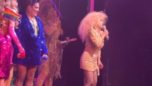 Mariana Treviño Instagram - ¡POBRE SECRETARIA! 🧡📝

Un público que hizo magia junto  @soymtrevino, @paolagomezmx y @angelferreyro_. 🎶🔥