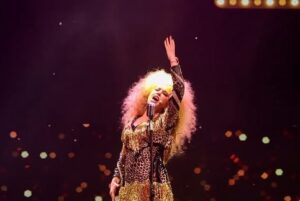 Mariana Treviño Instagram - Momentos de magia y conexión con el público y mis queridos compañeros ❤️🔥✨
Ha sido un maratón hermoso de emociones a flor de piel! 
Gracias a todo el equipo de @oficial_mentiras💕 y de @gouproduccionesoficial 💕 
Gracias José y Alejandro por brindarme esta oportunidad de regresar para agradecer, disfrutar, y honrar el origen, el esfuerzo, y los enormes talentos que conforman este Mentiverso ❤️🔥
Y GRACIAS de todo corazón al público HERMOSO 💕
A mis pequitas 😍
Y todos los fans que han ido GRACIAS! 🙏❤️✨
📸 : @luisdelaluz 
📸: @gouphotography @patriciogoumx 
📸: @paltryprism 
📸: @colourstalent 

@belindapop 
@angelferreyro_
@paolagomezmx
@lorenavignau_
@fhersoberanes
@georginalevin
@espalomacordero
@carlosfonsecaof
@mariaelisaga
@reginavocedrag