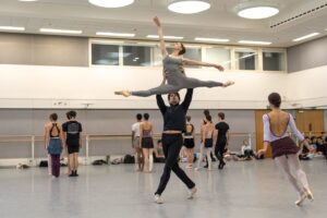 Marianela Núñez Instagram - Entre medio de La Fille Mal Gardee y Cascanueces estoy preparando dos obras para el próximo programa mixto :
Serenade de Balanchine 🩵 con @matty_ball
Everywhere we Go de Peck 🩵 con @reececlarke_
Y que hermoso es para mi pasar “quality time” con la compañía en el estudio verlos bailar y compartir muchas risas y buenos momentos!
Photos de @dancersdiary ❤️