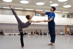 Marianela Núñez Instagram - Entre medio de La Fille Mal Gardee y Cascanueces estoy preparando dos obras para el próximo programa mixto :
Serenade de Balanchine 🩵 con @matty_ball
Everywhere we Go de Peck 🩵 con @reececlarke_
Y que hermoso es para mi pasar “quality time” con la compañía en el estudio verlos bailar y compartir muchas risas y buenos momentos!
Photos de @dancersdiary ❤️