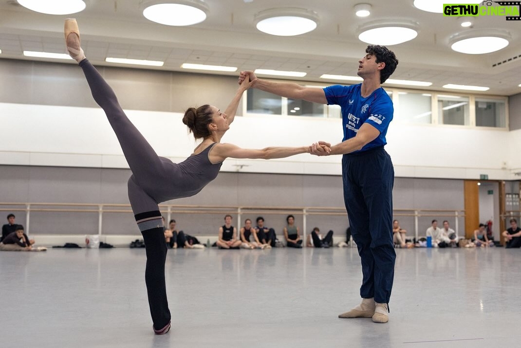 Marianela Núñez - 19.2K Likes - Entre medio de La Fille Mal Gardee y Cascanueces estoy preparando dos obras para el próximo programa mixto :
Serenade de Balanchine 🩵 con @matty_ball 
Everywhere we Go de Peck 🩵 con @reececlarke_ 
Y que hermoso es para mi pasar “quality time” con la compañía en el estudio verlos bailar y compartir muchas risas y buenos momentos! 
Photos de @dancersdiary ❤️
