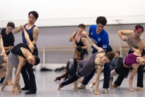 Marianela Núñez Instagram - Entre medio de La Fille Mal Gardee y Cascanueces estoy preparando dos obras para el próximo programa mixto :
Serenade de Balanchine 🩵 con @matty_ball
Everywhere we Go de Peck 🩵 con @reececlarke_
Y que hermoso es para mi pasar “quality time” con la compañía en el estudio verlos bailar y compartir muchas risas y buenos momentos!
Photos de @dancersdiary ❤️