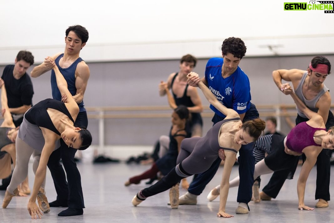 Marianela Núñez - 19.2K Likes - Entre medio de La Fille Mal Gardee y Cascanueces estoy preparando dos obras para el próximo programa mixto :
Serenade de Balanchine 🩵 con @matty_ball 
Everywhere we Go de Peck 🩵 con @reececlarke_ 
Y que hermoso es para mi pasar “quality time” con la compañía en el estudio verlos bailar y compartir muchas risas y buenos momentos! 
Photos de @dancersdiary ❤️
