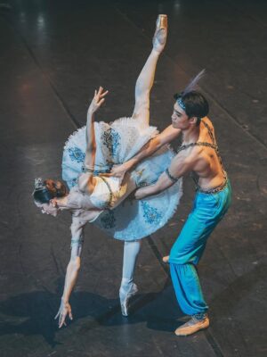 Marianela Núñez Instagram - Feliz cumple a esta verdadera mega estrella @kimin_kim1028 @kiminkim_fans
Imposible describir con palabras lo que se siente compartir el escenario con el!
Verlo bailar es un deleite y pura inspiración…su estilo único… su energía magnética…hipnotiza
Y también compartir risas (muchas risas!) y charlas
Siempre respetuoso y amable…
Gracias Kimin por todo el cariño,apoyo y respeto que me brindas siempre SE SIENTE VERDADERO ❤️✨
Que pases un hermoso día…y seguí volando 🥰