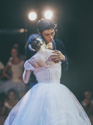 Marianela Núñez Instagram - Feliz cumple a esta verdadera mega estrella @kimin_kim1028 @kiminkim_fans
Imposible describir con palabras lo que se siente compartir el escenario con el!
Verlo bailar es un deleite y pura inspiración…su estilo único… su energía magnética…hipnotiza
Y también compartir risas (muchas risas!) y charlas
Siempre respetuoso y amable…
Gracias Kimin por todo el cariño,apoyo y respeto que me brindas siempre SE SIENTE VERDADERO ❤️✨
Que pases un hermoso día…y seguí volando 🥰