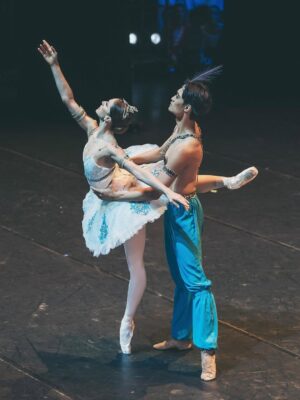 Marianela Núñez Instagram - Feliz cumple a esta verdadera mega estrella @kimin_kim1028 @kiminkim_fans
Imposible describir con palabras lo que se siente compartir el escenario con el!
Verlo bailar es un deleite y pura inspiración…su estilo único… su energía magnética…hipnotiza
Y también compartir risas (muchas risas!) y charlas
Siempre respetuoso y amable…
Gracias Kimin por todo el cariño,apoyo y respeto que me brindas siempre SE SIENTE VERDADERO ❤️✨
Que pases un hermoso día…y seguí volando 🥰