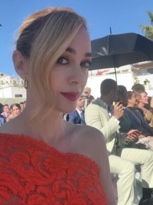 Marta Hazas Instagram - Un poquito más de lo que no se ve… 🎥
#Culpanuestra
#Culpables
#behindthescenes
.
@pokeepsie_films @primevideoes
( El suspiro del último vídeo es un buen resumen 🤗)