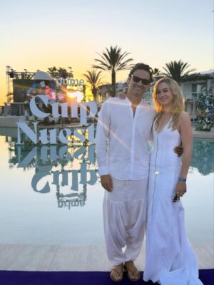 Marta Hazas Instagram - Culpable de haber disfrutado de esta trilogía que tantas alegrías y éxitos nos ha dado. Me despido de Rafaela en Ibiza, con una fiesta de blanco, y celebrando con mis compañer@s este viaje que ha durado tres años y mi aniversario de boda! Ha sido un no parar de celebrar 🤍🤍🤍🤍
.
Gracias @pokeepsie_films @carolinabang @primevideoes @mariacontrerasmanri @mercedesronn @domingodireccion y a todo el equipo que ha hecho posible este proyecto, por confiar en mí para hacer de carne y hueso a esta mujer que un día Mercedes imaginó en sus novelas. Con ella es la última foto, del último instante antes de volar a nuevos proyectos. Ojalá el destino nos vuelva a juntar. Gracias @ivansanchezz por ser siempre el mejor compañero dentro y fuera del set.
#culpanuestra Estrebo 16 de Octubre #rafaela
.
(Ya os iré enseñando “behind the scenes”cuando no sean spoiler 😉)
LOOK
@josejuan35 @alvarmerino
MU&H
@lancomeofficial @beautyexpertlancome @robertosiguero #makeup
