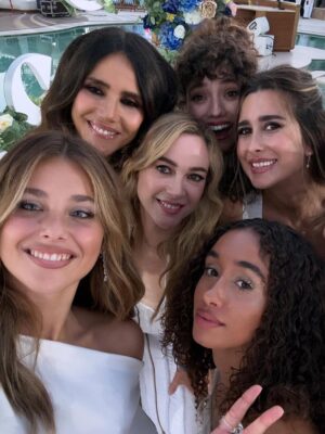 Marta Hazas Instagram - Culpable de haber disfrutado de esta trilogía que tantas alegrías y éxitos nos ha dado. Me despido de Rafaela en Ibiza, con una fiesta de blanco, y celebrando con mis compañer@s este viaje que ha durado tres años y mi aniversario de boda! Ha sido un no parar de celebrar 🤍🤍🤍🤍
.
Gracias @pokeepsie_films @carolinabang @primevideoes @mariacontrerasmanri @mercedesronn @domingodireccion y a todo el equipo que ha hecho posible este proyecto, por confiar en mí para hacer de carne y hueso a esta mujer que un día Mercedes imaginó en sus novelas. Con ella es la última foto, del último instante antes de volar a nuevos proyectos. Ojalá el destino nos vuelva a juntar. Gracias @ivansanchezz por ser siempre el mejor compañero dentro y fuera del set.
#culpanuestra Estrebo 16 de Octubre #rafaela
.
(Ya os iré enseñando “behind the scenes”cuando no sean spoiler 😉)
LOOK
@josejuan35 @alvarmerino
MU&H
@lancomeofficial @beautyexpertlancome @robertosiguero #makeup