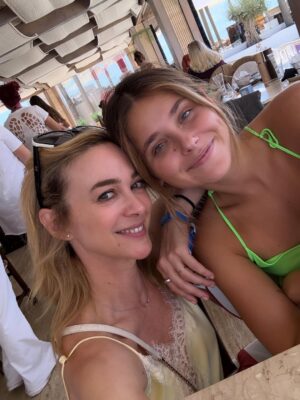 Marta Hazas Instagram - Culpable de haber disfrutado de esta trilogía que tantas alegrías y éxitos nos ha dado. Me despido de Rafaela en Ibiza, con una fiesta de blanco, y celebrando con mis compañer@s este viaje que ha durado tres años y mi aniversario de boda! Ha sido un no parar de celebrar 🤍🤍🤍🤍
.
Gracias @pokeepsie_films @carolinabang @primevideoes @mariacontrerasmanri @mercedesronn @domingodireccion y a todo el equipo que ha hecho posible este proyecto, por confiar en mí para hacer de carne y hueso a esta mujer que un día Mercedes imaginó en sus novelas. Con ella es la última foto, del último instante antes de volar a nuevos proyectos. Ojalá el destino nos vuelva a juntar. Gracias @ivansanchezz por ser siempre el mejor compañero dentro y fuera del set.
#culpanuestra Estrebo 16 de Octubre #rafaela
.
(Ya os iré enseñando “behind the scenes”cuando no sean spoiler 😉)
LOOK
@josejuan35 @alvarmerino
MU&H
@lancomeofficial @beautyexpertlancome @robertosiguero #makeup