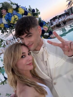 Marta Hazas Instagram - Culpable de haber disfrutado de esta trilogía que tantas alegrías y éxitos nos ha dado. Me despido de Rafaela en Ibiza, con una fiesta de blanco, y celebrando con mis compañer@s este viaje que ha durado tres años y mi aniversario de boda! Ha sido un no parar de celebrar 🤍🤍🤍🤍
.
Gracias @pokeepsie_films @carolinabang @primevideoes @mariacontrerasmanri @mercedesronn @domingodireccion y a todo el equipo que ha hecho posible este proyecto, por confiar en mí para hacer de carne y hueso a esta mujer que un día Mercedes imaginó en sus novelas. Con ella es la última foto, del último instante antes de volar a nuevos proyectos. Ojalá el destino nos vuelva a juntar. Gracias @ivansanchezz por ser siempre el mejor compañero dentro y fuera del set.
#culpanuestra Estrebo 16 de Octubre #rafaela
.
(Ya os iré enseñando “behind the scenes”cuando no sean spoiler 😉)
LOOK
@josejuan35 @alvarmerino
MU&H
@lancomeofficial @beautyexpertlancome @robertosiguero #makeup