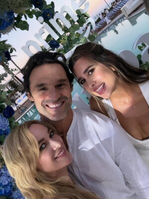 Marta Hazas Instagram - Culpable de haber disfrutado de esta trilogía que tantas alegrías y éxitos nos ha dado. Me despido de Rafaela en Ibiza, con una fiesta de blanco, y celebrando con mis compañer@s este viaje que ha durado tres años y mi aniversario de boda! Ha sido un no parar de celebrar 🤍🤍🤍🤍
.
Gracias @pokeepsie_films @carolinabang @primevideoes @mariacontrerasmanri @mercedesronn @domingodireccion y a todo el equipo que ha hecho posible este proyecto, por confiar en mí para hacer de carne y hueso a esta mujer que un día Mercedes imaginó en sus novelas. Con ella es la última foto, del último instante antes de volar a nuevos proyectos. Ojalá el destino nos vuelva a juntar. Gracias @ivansanchezz por ser siempre el mejor compañero dentro y fuera del set.
#culpanuestra Estrebo 16 de Octubre #rafaela
.
(Ya os iré enseñando “behind the scenes”cuando no sean spoiler 😉)
LOOK
@josejuan35 @alvarmerino
MU&H
@lancomeofficial @beautyexpertlancome @robertosiguero #makeup