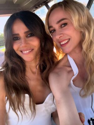Marta Hazas Instagram - Culpable de haber disfrutado de esta trilogía que tantas alegrías y éxitos nos ha dado. Me despido de Rafaela en Ibiza, con una fiesta de blanco, y celebrando con mis compañer@s este viaje que ha durado tres años y mi aniversario de boda! Ha sido un no parar de celebrar 🤍🤍🤍🤍
.
Gracias @pokeepsie_films @carolinabang @primevideoes @mariacontrerasmanri @mercedesronn @domingodireccion y a todo el equipo que ha hecho posible este proyecto, por confiar en mí para hacer de carne y hueso a esta mujer que un día Mercedes imaginó en sus novelas. Con ella es la última foto, del último instante antes de volar a nuevos proyectos. Ojalá el destino nos vuelva a juntar. Gracias @ivansanchezz por ser siempre el mejor compañero dentro y fuera del set.
#culpanuestra Estrebo 16 de Octubre #rafaela
.
(Ya os iré enseñando “behind the scenes”cuando no sean spoiler 😉)
LOOK
@josejuan35 @alvarmerino
MU&H
@lancomeofficial @beautyexpertlancome @robertosiguero #makeup
