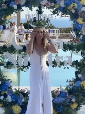 Marta Hazas Instagram - Culpable de haber disfrutado de esta trilogía que tantas alegrías y éxitos nos ha dado. Me despido de Rafaela en Ibiza, con una fiesta de blanco, y celebrando con mis compañer@s este viaje que ha durado tres años y mi aniversario de boda! Ha sido un no parar de celebrar 🤍🤍🤍🤍
.
Gracias @pokeepsie_films @carolinabang @primevideoes @mariacontrerasmanri @mercedesronn @domingodireccion y a todo el equipo que ha hecho posible este proyecto, por confiar en mí para hacer de carne y hueso a esta mujer que un día Mercedes imaginó en sus novelas. Con ella es la última foto, del último instante antes de volar a nuevos proyectos. Ojalá el destino nos vuelva a juntar. Gracias @ivansanchezz por ser siempre el mejor compañero dentro y fuera del set.
#culpanuestra Estrebo 16 de Octubre #rafaela
.
(Ya os iré enseñando “behind the scenes”cuando no sean spoiler 😉)
LOOK
@josejuan35 @alvarmerino
MU&H
@lancomeofficial @beautyexpertlancome @robertosiguero #makeup
