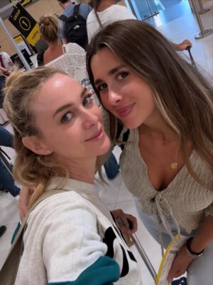 Marta Hazas Instagram - Culpable de haber disfrutado de esta trilogía que tantas alegrías y éxitos nos ha dado. Me despido de Rafaela en Ibiza, con una fiesta de blanco, y celebrando con mis compañer@s este viaje que ha durado tres años y mi aniversario de boda! Ha sido un no parar de celebrar 🤍🤍🤍🤍
.
Gracias @pokeepsie_films @carolinabang @primevideoes @mariacontrerasmanri @mercedesronn @domingodireccion y a todo el equipo que ha hecho posible este proyecto, por confiar en mí para hacer de carne y hueso a esta mujer que un día Mercedes imaginó en sus novelas. Con ella es la última foto, del último instante antes de volar a nuevos proyectos. Ojalá el destino nos vuelva a juntar. Gracias @ivansanchezz por ser siempre el mejor compañero dentro y fuera del set.
#culpanuestra Estrebo 16 de Octubre #rafaela
.
(Ya os iré enseñando “behind the scenes”cuando no sean spoiler 😉)
LOOK
@josejuan35 @alvarmerino
MU&H
@lancomeofficial @beautyexpertlancome @robertosiguero #makeup