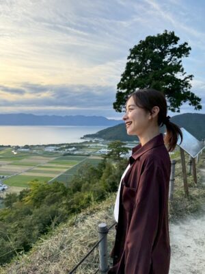 Mayu Hotta Instagram - ・
10月4日23時〜放送のアナザースカイ
MCとして迎えた初めてのロケは、
私の原点でもある、故郷・滋賀へ。

子どもの頃に通った場所、懐かしい風景、
そして、大切な人たちとの再会…。

前回のパリとはまた違った、
心がじんわり温かくなるような時間でした🍵🌿

この場所があったからこそ、
今の私がいるんだなと改めて感じられた旅。
少しでも、その空気が皆さんに伝わっていたら嬉しいです💐

でも、放送されるの緊張するなぁ🥺🥺

@anothersky_ntv