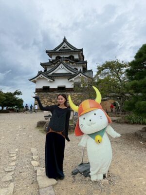 Mayu Hotta Instagram - ・
10月4日23時〜放送のアナザースカイ
MCとして迎えた初めてのロケは、
私の原点でもある、故郷・滋賀へ。

子どもの頃に通った場所、懐かしい風景、
そして、大切な人たちとの再会…。

前回のパリとはまた違った、
心がじんわり温かくなるような時間でした🍵🌿

この場所があったからこそ、
今の私がいるんだなと改めて感じられた旅。
少しでも、その空気が皆さんに伝わっていたら嬉しいです💐

でも、放送されるの緊張するなぁ🥺🥺

@anothersky_ntv