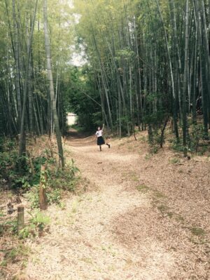 Mayu Matsuoka Instagram - 「ちはやふる-めぐり-」
青春を駆け抜けたスタッフキャストの皆さま
おつかれさまでした👑

足の甲のアザとか
懐かしすぎて
愛おしい、はじめての気持ち

大切な３ヶ月に参加させてくれて
本当にありがとうございます

#當真あみ　ちゃんが
撮影のない時間なのにずっとそばにいてくれて
佳境の、少しの時間でも休みたいタイミングだったはずなのに
うれしかったよ、ありがとう😊

大事な生徒さんたちがまた別の場所で
がんばっている姿を見れたことも幸せでした

#ちはやふる
#ちなみにこの謎に上手い写真はプロデューサーの北島さん撮
#なんでそんなにうまいの？
#って聞いたら
#みんなを可愛く撮りたい一心とのこと
#燃え！

最後の二枚は違うよ