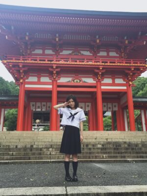 Mayu Matsuoka Instagram - 「ちはやふる-めぐり-」
青春を駆け抜けたスタッフキャストの皆さま
おつかれさまでした👑

足の甲のアザとか
懐かしすぎて
愛おしい、はじめての気持ち

大切な３ヶ月に参加させてくれて
本当にありがとうございます

#當真あみ　ちゃんが
撮影のない時間なのにずっとそばにいてくれて
佳境の、少しの時間でも休みたいタイミングだったはずなのに
うれしかったよ、ありがとう😊

大事な生徒さんたちがまた別の場所で
がんばっている姿を見れたことも幸せでした

#ちはやふる
#ちなみにこの謎に上手い写真はプロデューサーの北島さん撮
#なんでそんなにうまいの？
#って聞いたら
#みんなを可愛く撮りたい一心とのこと
#燃え！

最後の二枚は違うよ