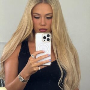 Megan Moroney Instagram - YOU’RE PRETTY & YOU’RE SMART🫵🏻 GOD MADE A WORK OF ART🫵🏻
