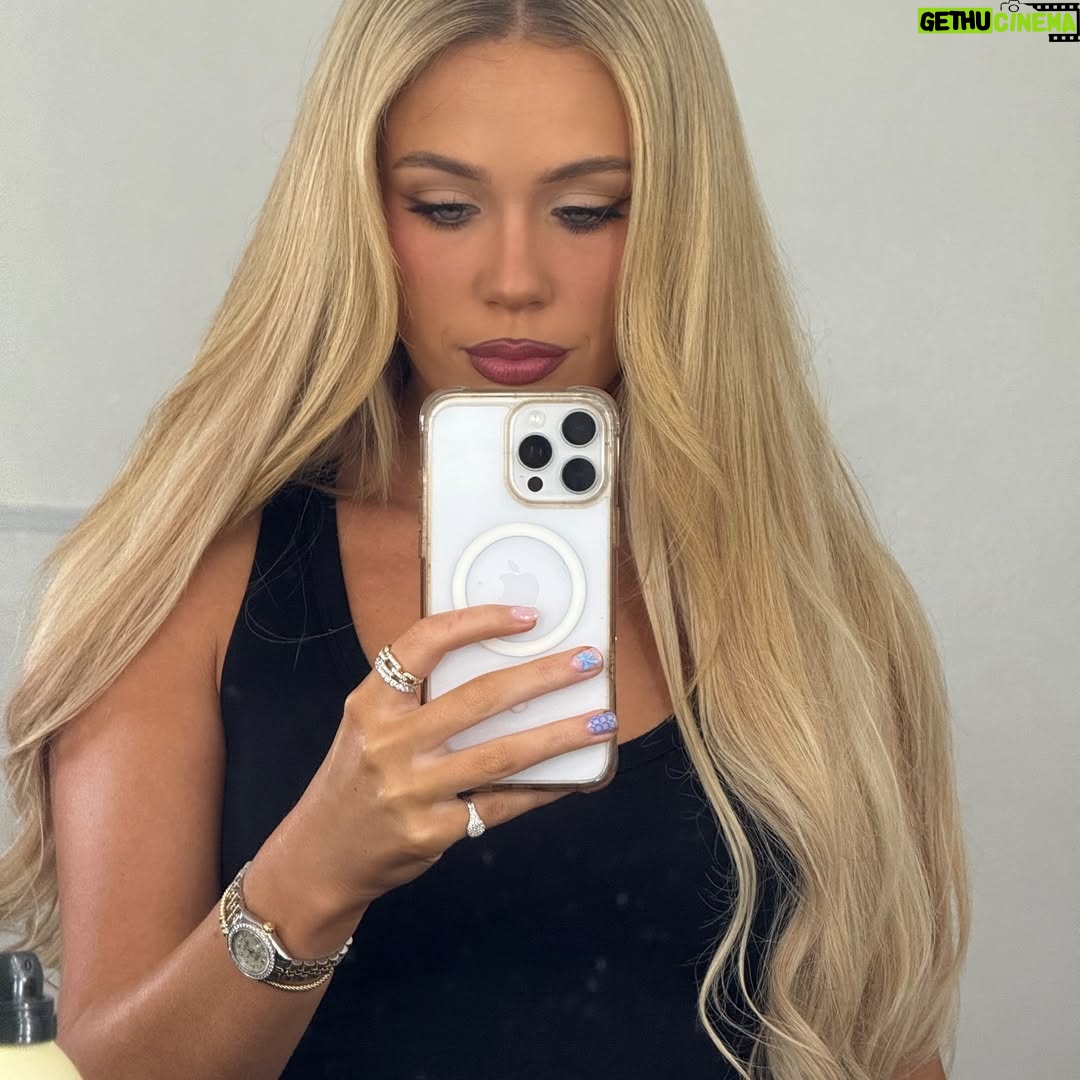 Megan Moroney - 378.3K Likes - YOU’RE PRETTY & YOU’RE SMART🫵🏻 GOD MADE A WORK OF ART🫵🏻