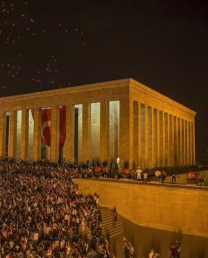 Melek Baykal Instagram - Bir ışık yandı 102 yıl önce…
Sönmeden, solmadan, hep içimizde parlıyor.
Teşekkürler Atam. 🇹🇷
#29ekimcumhuriyetbayramı🇹🇷