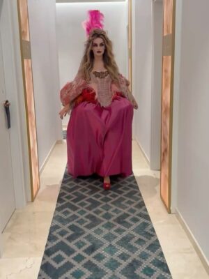 Melody Instagram - Feliz sábado, familia ✨ Os dejo este carrusel con algunos momentos de la increíble fiesta de Halloween de @ladygaga y @youtube , y el look que elegí para la ocasión. ¡Os quiero! ❤️