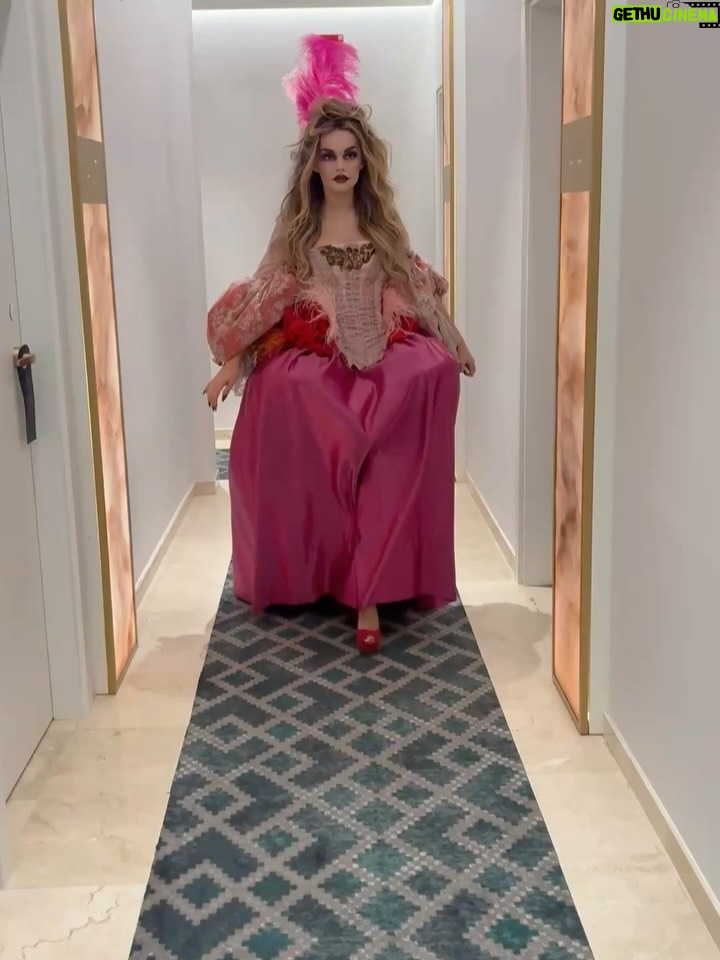 Melody - 21.4K Likes - Feliz sábado, familia ✨ Os dejo este carrusel con algunos momentos de la increíble fiesta de Halloween de @ladygaga y @youtube , y el look que elegí para la ocasión. ¡Os quiero! ❤️