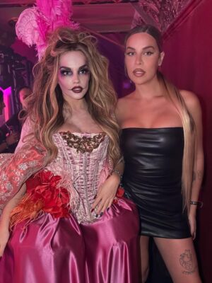 Melody Instagram - Feliz sábado, familia ✨ Os dejo este carrusel con algunos momentos de la increíble fiesta de Halloween de @ladygaga y @youtube , y el look que elegí para la ocasión. ¡Os quiero! ❤️