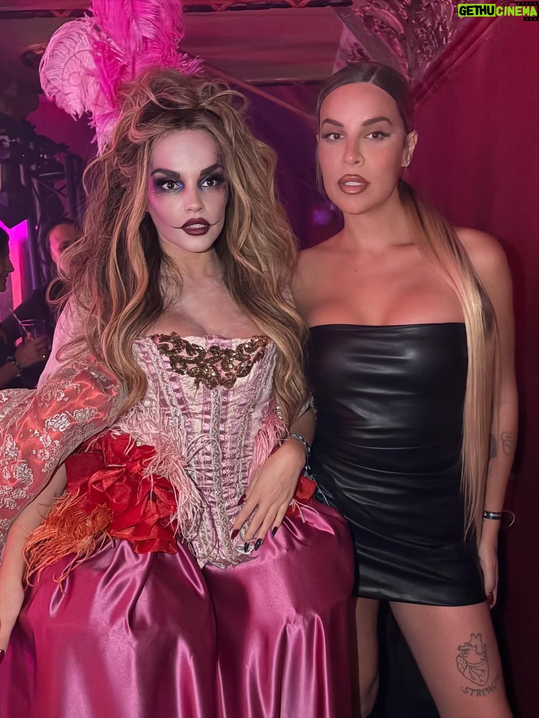Melody - 21.4K Likes - Feliz sábado, familia ✨ Os dejo este carrusel con algunos momentos de la increíble fiesta de Halloween de @ladygaga y @youtube , y el look que elegí para la ocasión. ¡Os quiero! ❤️