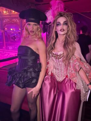 Melody Instagram - Feliz sábado, familia ✨ Os dejo este carrusel con algunos momentos de la increíble fiesta de Halloween de @ladygaga y @youtube , y el look que elegí para la ocasión. ¡Os quiero! ❤️