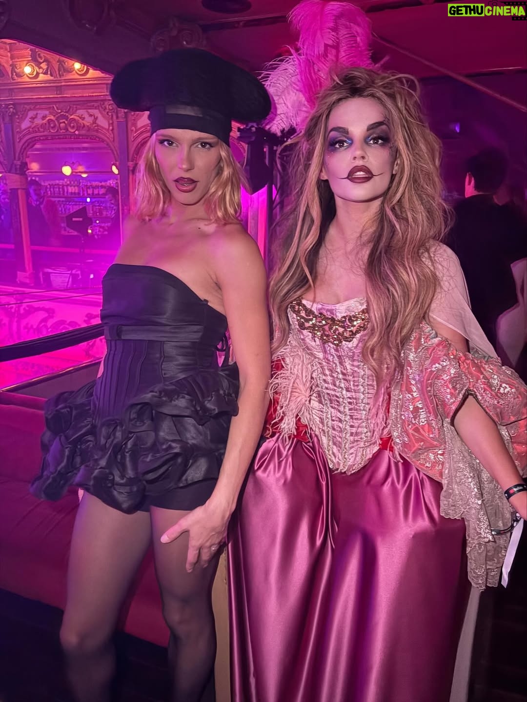 Melody - 21.4K Likes - Feliz sábado, familia ✨ Os dejo este carrusel con algunos momentos de la increíble fiesta de Halloween de @ladygaga y @youtube , y el look que elegí para la ocasión. ¡Os quiero! ❤️