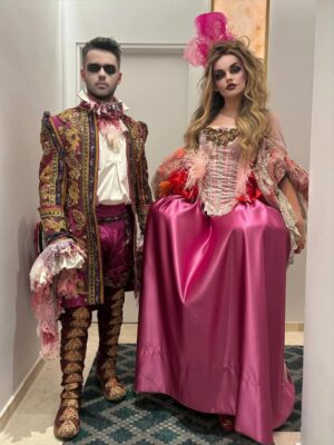 Melody Instagram - Feliz sábado, familia ✨ Os dejo este carrusel con algunos momentos de la increíble fiesta de Halloween de @ladygaga y @youtube , y el look que elegí para la ocasión. ¡Os quiero! ❤️
