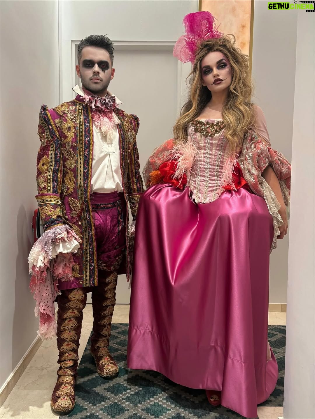 Melody - 21.4K Likes - Feliz sábado, familia ✨ Os dejo este carrusel con algunos momentos de la increíble fiesta de Halloween de @ladygaga y @youtube , y el look que elegí para la ocasión. ¡Os quiero! ❤️