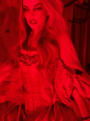 Melody Instagram - Feliz sábado, familia ✨ Os dejo este carrusel con algunos momentos de la increíble fiesta de Halloween de @ladygaga y @youtube , y el look que elegí para la ocasión. ¡Os quiero! ❤️