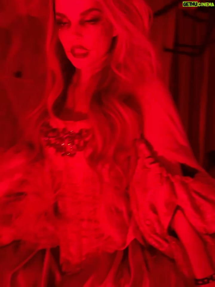Melody - 21.4K Likes - Feliz sábado, familia ✨ Os dejo este carrusel con algunos momentos de la increíble fiesta de Halloween de @ladygaga y @youtube , y el look que elegí para la ocasión. ¡Os quiero! ❤️