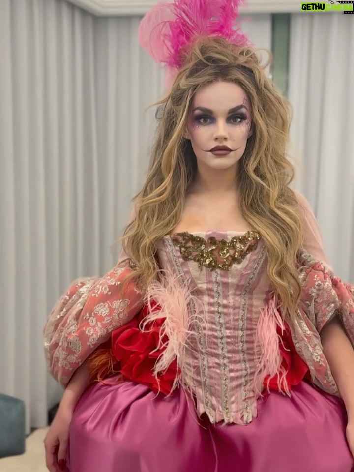 Melody - 21.4K Likes - Feliz sábado, familia ✨ Os dejo este carrusel con algunos momentos de la increíble fiesta de Halloween de @ladygaga y @youtube , y el look que elegí para la ocasión. ¡Os quiero! ❤️