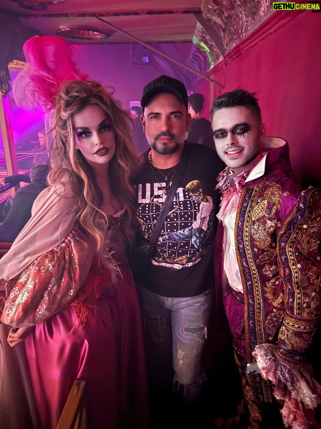 Melody - 21.4K Likes - Feliz sábado, familia ✨ Os dejo este carrusel con algunos momentos de la increíble fiesta de Halloween de @ladygaga y @youtube , y el look que elegí para la ocasión. ¡Os quiero! ❤️