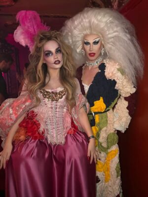Melody Instagram - Feliz sábado, familia ✨ Os dejo este carrusel con algunos momentos de la increíble fiesta de Halloween de @ladygaga y @youtube , y el look que elegí para la ocasión. ¡Os quiero! ❤️