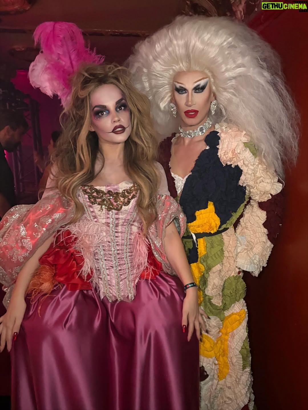 Melody - 21.4K Likes - Feliz sábado, familia ✨ Os dejo este carrusel con algunos momentos de la increíble fiesta de Halloween de @ladygaga y @youtube , y el look que elegí para la ocasión. ¡Os quiero! ❤️