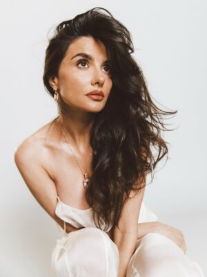 Mikaela Hoover Instagram - My soulmate made a cameo 
📷 @selashiloni 
Makeup @jey_ventura 
Hair @hairbyruslan
Styling @jordanshilee 
Body @paolomascitti