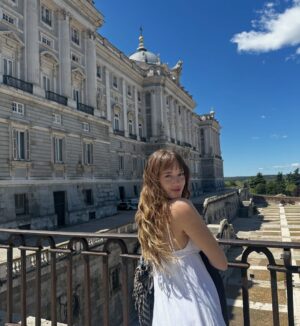 Millaray Viera Instagram - Felices 17 al amor de esta y todas mis vidas!🤍
A mis 20, cuando te tuve y no sabía de qué iba la maternidad, no habría imaginado que ibas a ser mucho más de lo que pude haber soñado. 
Una niña, casi mujer, tan bondadosa, integra, empatica, sensible, inteligente, buena hermana y talentosa. Eres tan amada y lo sabes🤍
Te admiro, te amo con el alma y te agradezco por hacer de mi experiencia terrenal algo tan bello.
Eres mi compañerita soñada desde siempre y para siempre y “ un nido en mi universo”, mi niñita🤍