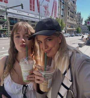 Millaray Viera Instagram - Felices 17 al amor de esta y todas mis vidas!🤍
A mis 20, cuando te tuve y no sabía de qué iba la maternidad, no habría imaginado que ibas a ser mucho más de lo que pude haber soñado. 
Una niña, casi mujer, tan bondadosa, integra, empatica, sensible, inteligente, buena hermana y talentosa. Eres tan amada y lo sabes🤍
Te admiro, te amo con el alma y te agradezco por hacer de mi experiencia terrenal algo tan bello.
Eres mi compañerita soñada desde siempre y para siempre y “ un nido en mi universo”, mi niñita🤍