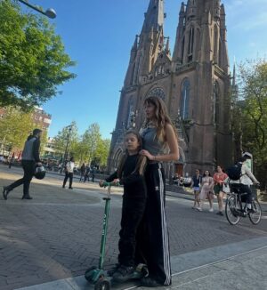 Millaray Viera Instagram - Felices 17 al amor de esta y todas mis vidas!🤍
A mis 20, cuando te tuve y no sabía de qué iba la maternidad, no habría imaginado que ibas a ser mucho más de lo que pude haber soñado. 
Una niña, casi mujer, tan bondadosa, integra, empatica, sensible, inteligente, buena hermana y talentosa. Eres tan amada y lo sabes🤍
Te admiro, te amo con el alma y te agradezco por hacer de mi experiencia terrenal algo tan bello.
Eres mi compañerita soñada desde siempre y para siempre y “ un nido en mi universo”, mi niñita🤍