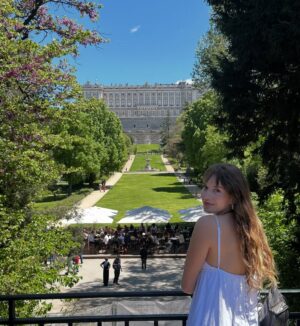 Millaray Viera Instagram - Felices 17 al amor de esta y todas mis vidas!🤍
A mis 20, cuando te tuve y no sabía de qué iba la maternidad, no habría imaginado que ibas a ser mucho más de lo que pude haber soñado. 
Una niña, casi mujer, tan bondadosa, integra, empatica, sensible, inteligente, buena hermana y talentosa. Eres tan amada y lo sabes🤍
Te admiro, te amo con el alma y te agradezco por hacer de mi experiencia terrenal algo tan bello.
Eres mi compañerita soñada desde siempre y para siempre y “ un nido en mi universo”, mi niñita🤍
