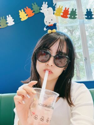 Mizuki Yamamoto Instagram - ⋆⸜☾⸝‍⋆

前回いつ行ったか記憶がないくらい久しぶりに、
ハウステンボスへ☆

小さい時は、何度も行ってたのです。
長崎空港がある大村市に住んでいたことがありました。

今回のお目当てはミッフィー！
友達が行ってて写真見せてもらって、あまりの可愛さに即飛行機予約！

カフェ、可愛かったー♡
後ろの窓からたまたまパレードが見えた♡

あ、最後の
私の隣で手を振ってるミッフィーは、子です。
キャラ好きは遺伝です。
最近はこびとづかんにも興味があるみたいです。

幸せ時間でした(T_T)
初めてハウステンボス泊まったけど、最高だった!!

今回は、おばあちゃまも一緒に3人旅でした☆

 #ハウステンボス 
 #ミッフィー