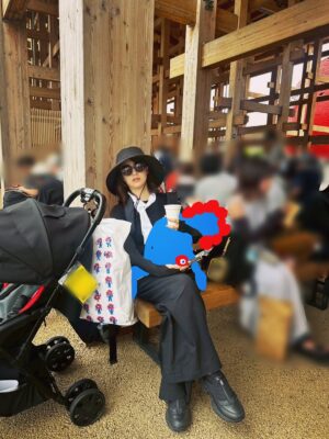 Mizuki Yamamoto Instagram - ⋆⸜☾⸝‍⋆
先日の万博で、疲労している所を友達が撮ってくれてた。

抱いているミャクミャクは、子です。
